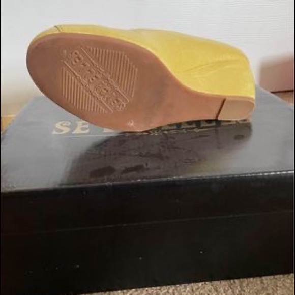 Amazing yellow shoes - Picture 4 of 4